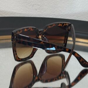 OVERSIZED TORTOISE SUNNIES